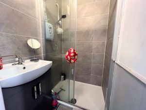 Shower room- click for photo gallery